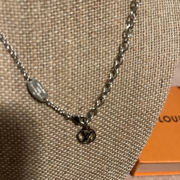 Louis Vuitton necklace V - Picture 3 of 4